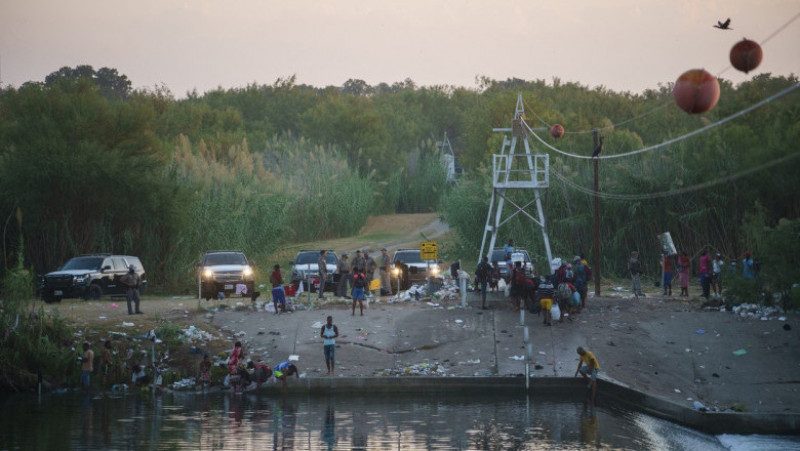 Mii de migranţi au sosit la Del Rio, în Texas, după ce au traversat fluviul Rio Grande. Foto: Profimedia Images