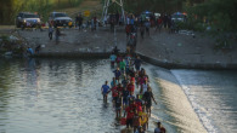 Mii de migranţi au sosit la Del Rio, în Texas, după ce au traversat fluviul Rio Grande. Foto: Profimedia Images | Poza 3 din 5