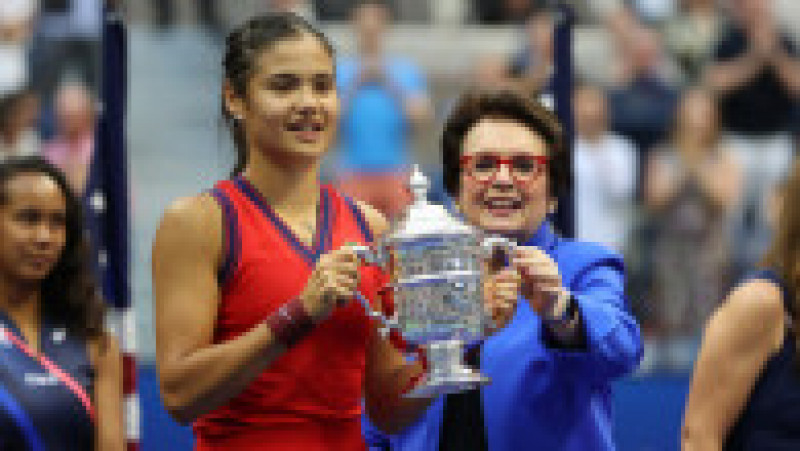 Emma Răducanu a primit trofeul US Open de la legendara Billie Jean King Foto: Profimedia Images | Poza 40 din 45