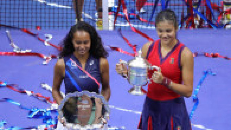 Emma Răducanu și Leylah Fernandez cu trofeele câștigate la US Open Foto: Profimedia Images | Poza 34 din 45