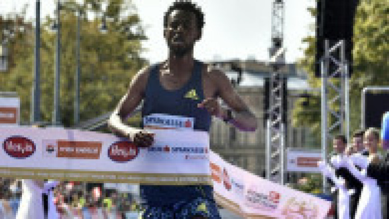 Etiopianul Derara Hurisa a fost descalificat după ce a câștigat maratonul de la Viena, pentru că a purtat încălțăminte necorespunzătoare Foto: Profimedia Images | Poza 2 din 6