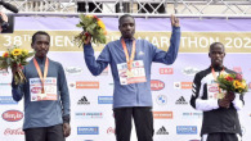 Leonard Langat din Kenya este noul câștigător al maratonului de la Viena, în urma descalificării etiopianului Derara Hurisa Foto: Profimedia Images | Poza 4 din 6