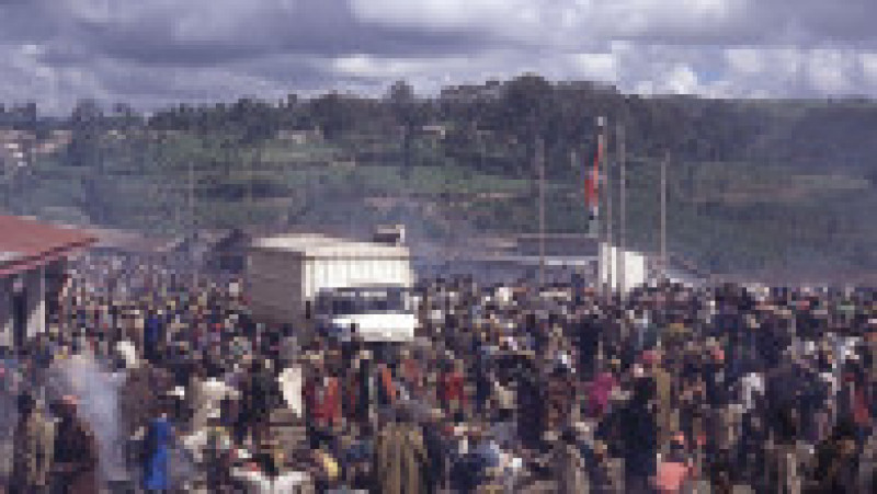 Refugiați Tutsi la granița dintre Rwanda și Burundi. 1994. Sursa foto: Profimedia Images | Poza 31 din 31
