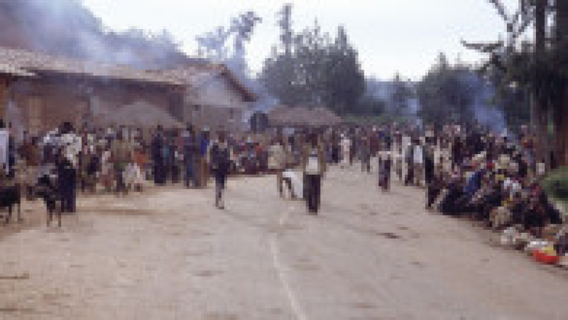 Refugiați Tutsi la granița dintre Rwanda și Burundi. 1994. Sursa foto: Profimedia Images | Poza 30 din 31