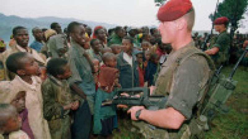 Refugiați Tutsi aflați sub protecția soldaților francezi. Rwanda, 30 aprilie 1994. Sursa foto: AFP PHOTO / PASCAL GUYOT / Profimedia Images | Poza 3 din 31
