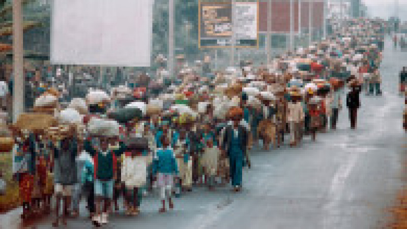 Refugiați din Rwanda trec granița în Zair (azi Republica Democrată Congo). 19 iulie 1994. Sursa foto: Profimedia Images | Poza 7 din 31