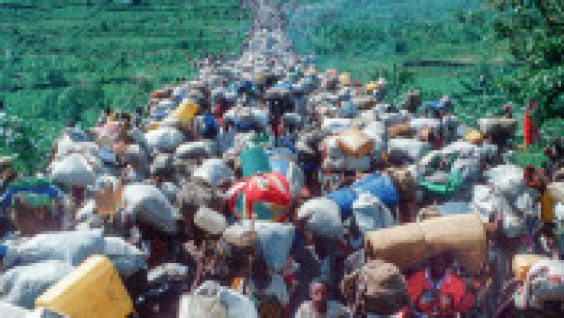 După genocid, mii de Hutu au fugit în Zair de teamă că vor fi victime ale răzbunării. Refugiați Hutu la întoarcerea în Rwanda, în 1996. Sursa foto: Profimedia Images | Poza 12 din 30