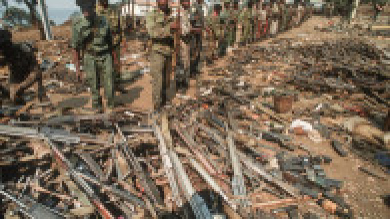 Punctul de trecere a frontierei Gisenyi: arme confiscate de la refugiații rwandezi la intrarea în Zair (Republica Democrată Congo). Sursa foto: Profimedia Images | Poza 17 din 30