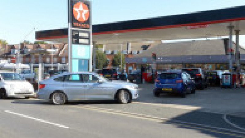 Coadă de maşini la o benzinărie din Marea Britanie. Foto: Profimedia Images | Poza 7 din 8