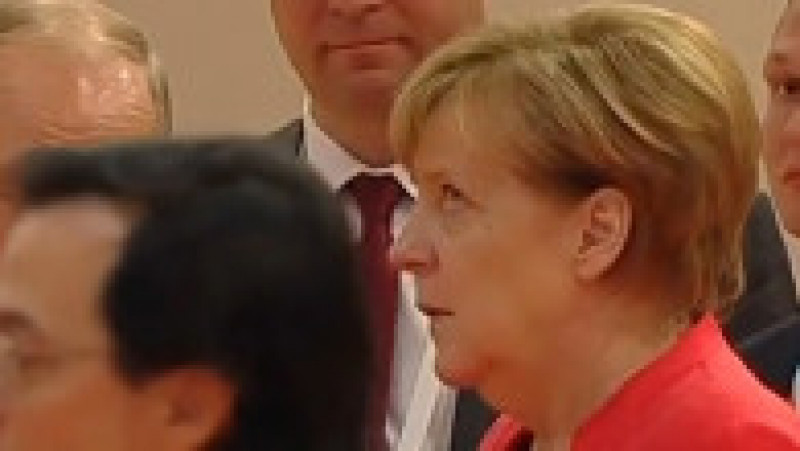 Angela Merkel, surprinsă în 2016 lânga Vladimir Putin, părând că-și dă ochii peste cap, o imagine devenită virală Foto: captură YouTube | Poza 16 din 41