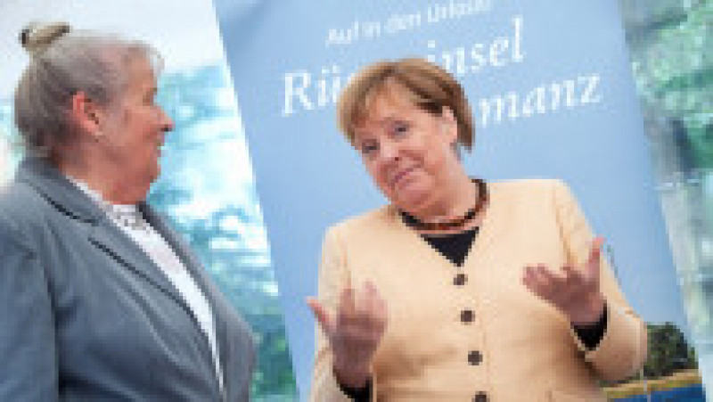Angela Merkel vorbește cu istoricul Rita Hoff despre satul pescăresc Wasse de pe insula Ummanz Foto: Profimedia Images | Poza 20 din 41
