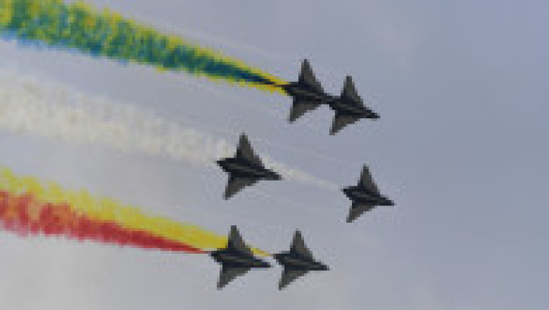 Avioane J-10 ale forțelor aeriene chineze fac o demonstrație în timpul "Airshow China". Sursa foto: Profimedia Images | Poza 9 din 34