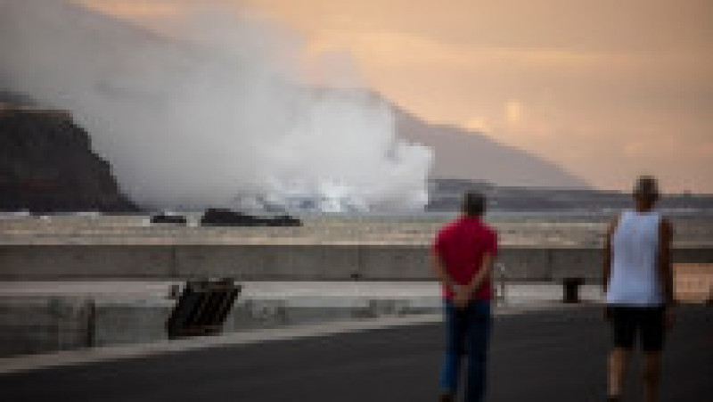 Lava vulcanului Cumbre Vieja din La Palma a început să formeze o deltă în Oceanul Atlantic. Foto: Profimedia Images | Poza 2 din 8