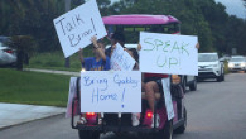 Protest în fața casei lui Brian Laundrie din North Port, Florida. Sursa foto: Profimedia Images | Poza 12 din 26