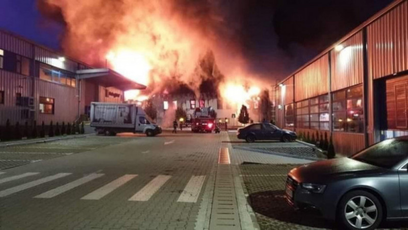 Un incendiu a izbucnit, marți dimineață, la o hală din Parcul Tetarom 1. FOTO: Monitorul de Cluj