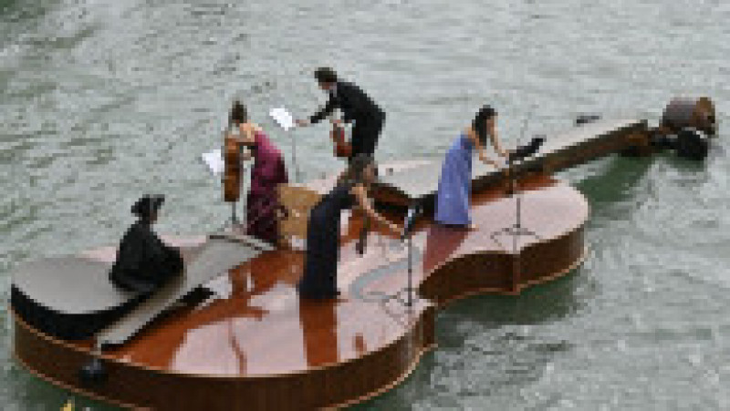 Un cvartet interpretează Vivaldi pe o barcă gigantică în formă de vioară, pe canalele Venetiei. Foto: Profimedia Images | Poza 2 din 9