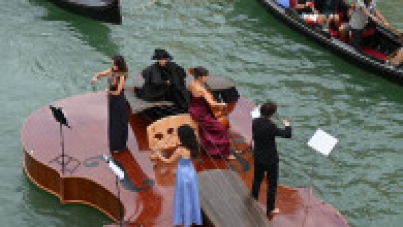 Un cvartet interpretează Vivaldi pe o barcă gigantică în formă de vioară, pe canalele Venetiei. Foto: Profimedia Images | Poza 3 din 9