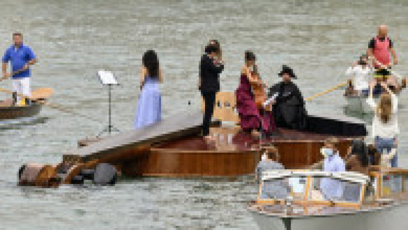 Un cvartet interpretează Vivaldi pe o barcă gigantică în formă de vioară, pe canalele Venetiei. Foto: Profimedia Images | Poza 6 din 9
