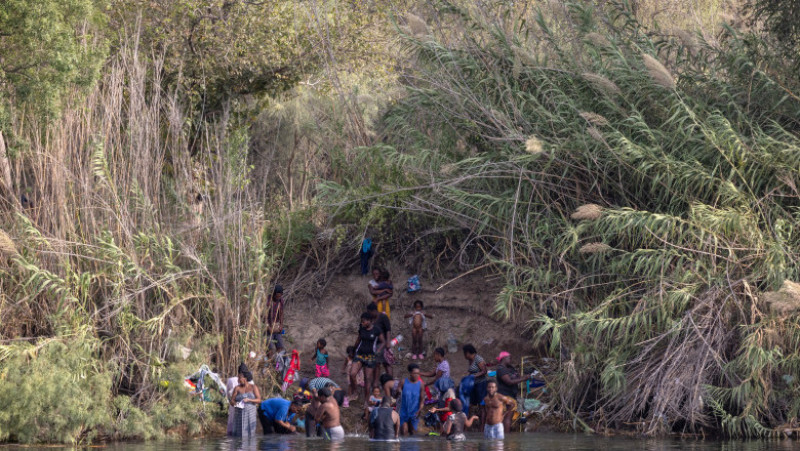 Mii de migranți haitieni încearcă să se adăpostească sub un pod ce leagă Mexicul de statul Texas din SUA. Foto: Profimedia Images