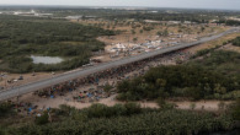 Mii de migranți haitieni încearcă să se adăpostească sub un pod ce leagă Mexicul de statul Texas din SUA. Foto: Profimedia Images | Poza 2 din 10