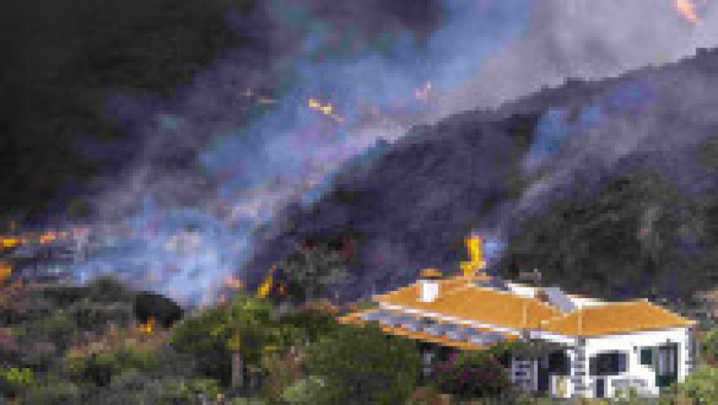 O casă este la un pas să fie acoperită de lavă, pe insula La Palma. Sursa foto: Profimedia Images | Poza 7 din 11