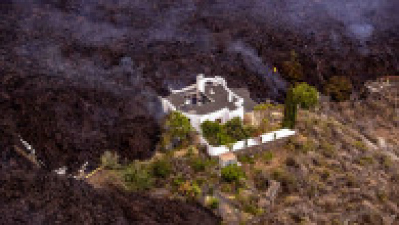 O casă este la un pas să fie acoperită de lavă, pe insula La Palma. Sursa foto: Profimedia Images | Poza 30 din 81