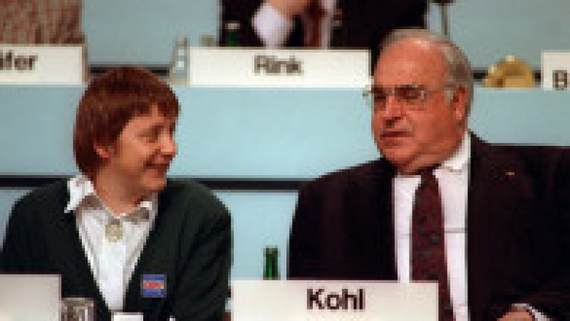 Angela Merkel și Helmut Kohl în 2001. Foto: Profimedia Images | Poza 11 din 11