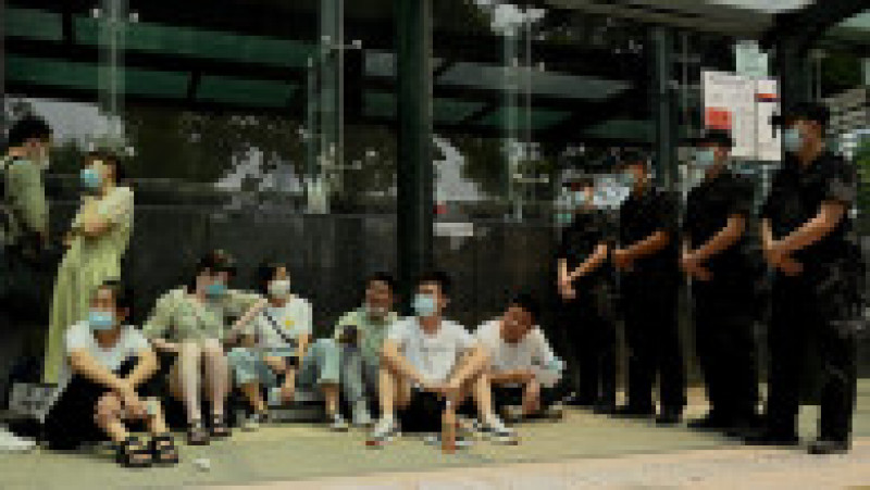 Angajați Evergrande adunați în fața sediului central al companiei din Shenzen, China. Foto: Profimedia Images | Poza 8 din 8