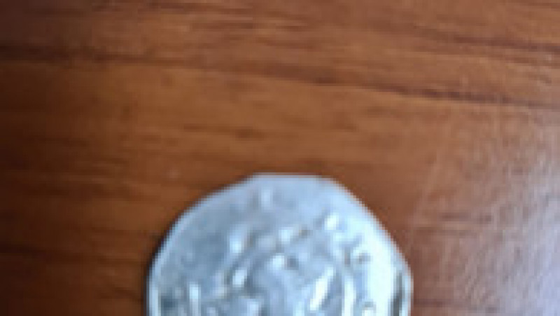 Aproape 650 de monede din argint au fost găsite de doi tineri pe un câmp. Foto: Facebook | Poza 6 din 9