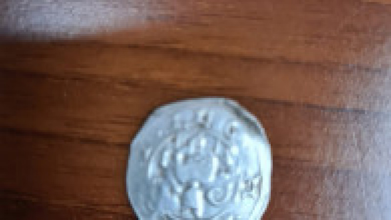 Aproape 650 de monede din argint au fost găsite de doi tineri pe un câmp. Foto: Facebook | Poza 7 din 9