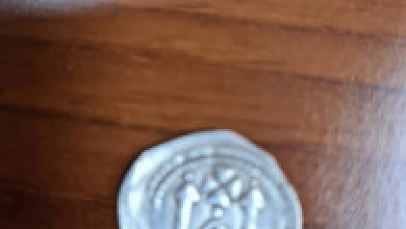 Aproape 650 de monede din argint au fost găsite de doi tineri pe un câmp. Foto: Facebook | Poza 8 din 9