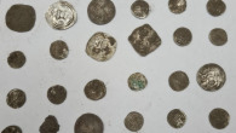 Aproape 650 de monede din argint au fost găsite de doi tineri pe un câmp. Foto: Facebook | Poza 3 din 9
