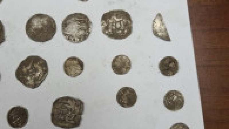 Aproape 650 de monede din argint au fost găsite de doi tineri pe un câmp. Foto: Facebook | Poza 2 din 9