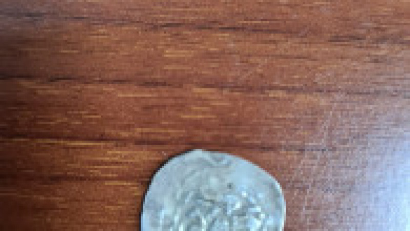 Aproape 650 de monede din argint au fost găsite de doi tineri pe un câmp. Foto: Facebook | Poza 5 din 9
