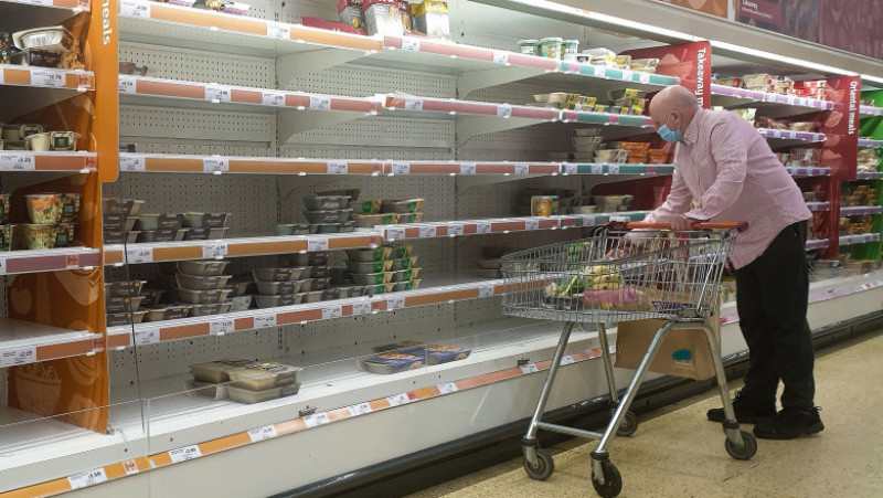 Rafturi goale în supermarket, în Marea Britanie. FOTO: Profimedia Images