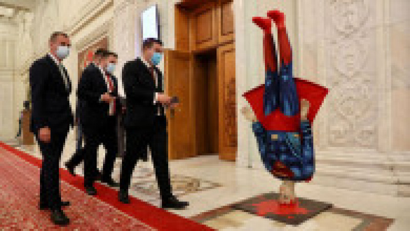 Social democrații au adus în Parlament o machetă cu Superman cu capul în jos. | Poza 8 din 8