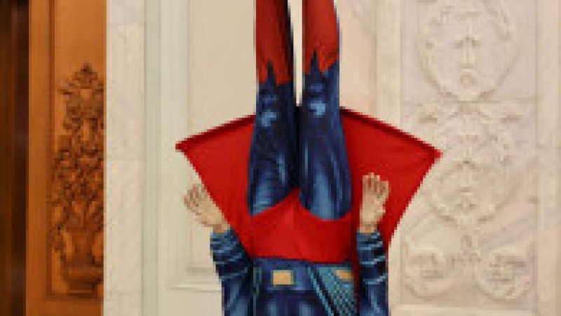 Social democrații au adus în Parlament o machetă cu Superman cu capul în jos. | Poza 1 din 8