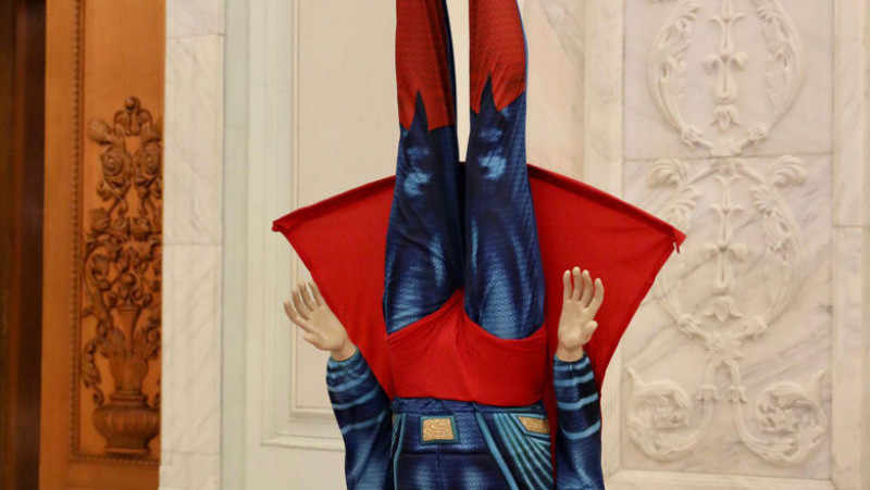 Social democrații au adus în Parlament o machetă cu Superman cu capul în jos.
