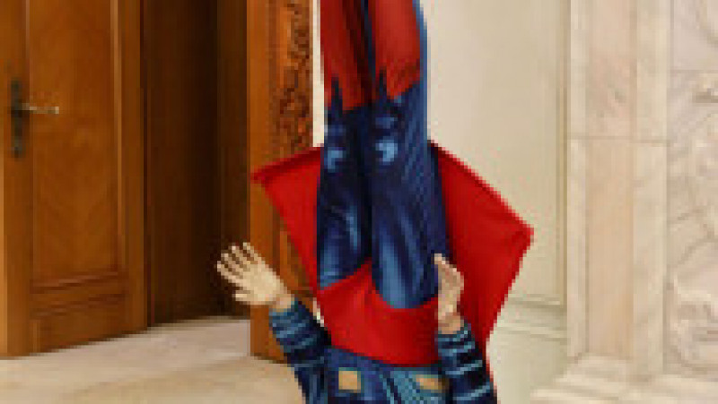 Social democrații au adus în Parlament o machetă cu Superman cu capul în jos. | Poza 3 din 8