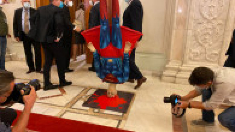 Social democrații au adus în Parlament o machetă cu Superman cu capul în jos. | Poza 4 din 8