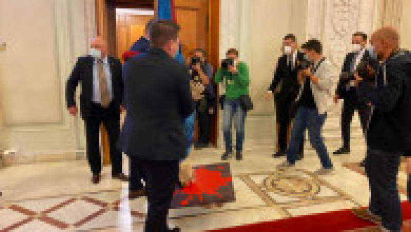 Social democrații au adus în Parlament o machetă cu Superman cu capul în jos. | Poza 5 din 8