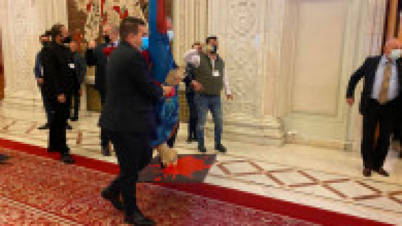 Social democrații au adus în Parlament o machetă cu Superman cu capul în jos. | Poza 6 din 8