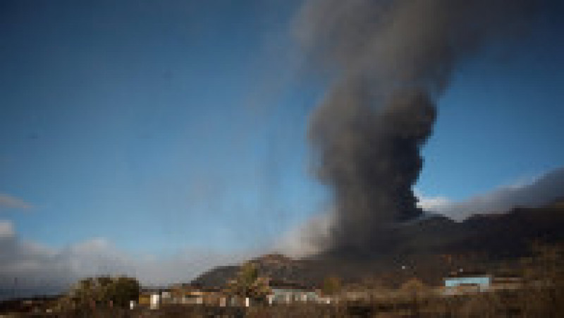 Conul vulcanului din La Palma s-a prăbușit, râul de lavă care înaintează spre ocean s-a lărgit. FOTO: Profimedia Images | Poza 3 din 5