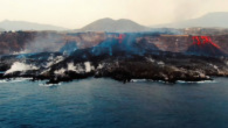 Conul vulcanului din La Palma s-a prăbușit, râul de lavă care înaintează spre ocean s-a lărgit. FOTO: Profimedia Images | Poza 2 din 5