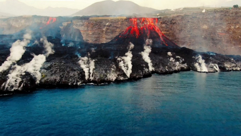 Conul vulcanului din La Palma s-a prăbușit, râul de lavă care înaintează spre ocean s-a lărgit. FOTO: Profimedia Images