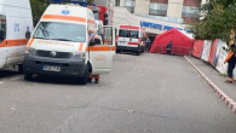 Coadă uriașă de ambulanțe la Spitalul Universitar, deja arhiplin. FOTO: Digi24 | Poza 3 din 3