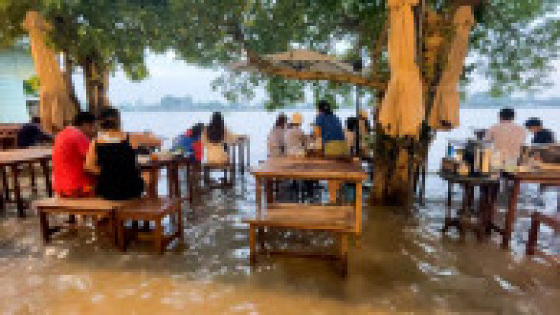 Restaurantul lui Titiporn atrage turiști pe bandă rulantă, care preferă să stea la masă cu picioarele în apă. FOTO: Profimedia Images | Poza 2 din 16