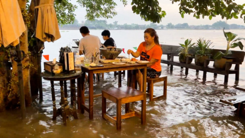 Restaurantul lui Titiporn atrage turiști pe bandă rulantă, care preferă să stea la masă cu picioarele în apă. FOTO: Profimedia Images