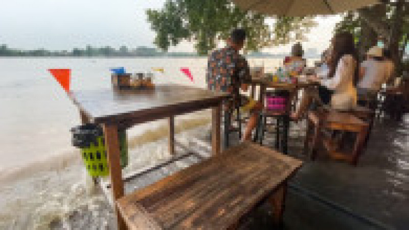 Restaurantul lui Titiporn atrage turiști pe bandă rulantă, care preferă să stea la masă cu picioarele în apă. FOTO: Profimedia Images | Poza 16 din 16