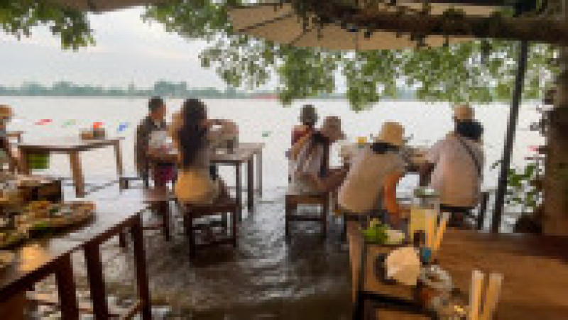 Restaurantul lui Titiporn atrage turiști pe bandă rulantă, care preferă să stea la masă cu picioarele în apă. FOTO: Profimedia Images | Poza 14 din 16